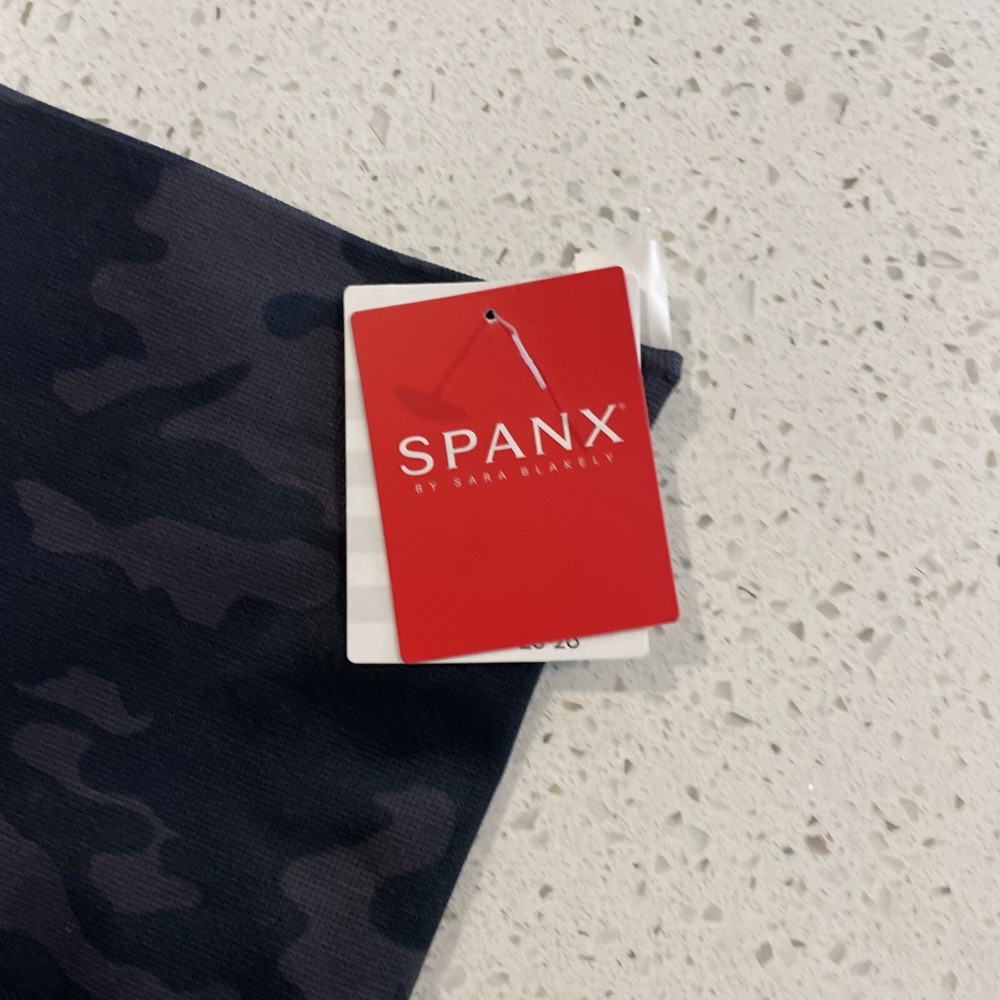 Spanx Leggings Womens Small Look at Me Now Seamless Grey Black Camo Camouflage - Picture 2 of 5